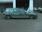 "Automaten". Gikk i Trondheim som "l�sesmed-firma-bil" f�r vi kj�pte den. Plokket s� av all reklamen som var da, kj�rte med den ca 1,5 �r, solgte den til Mosj�en, der den har g�tt som "Reklame-firma-bil". N� har vi kj�pt den tilbake � m� til med varmluftpistol og skrape, igjen.
Var i daglig drift til desember 2004 da automaten takka for seg med "harehopp" og aspest...