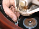 Den bakre festeskruen(13mm) settes p� plass...