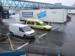 Venter p� � kj�re ombord p� b�ten. Fikk en plass for meg sj�l